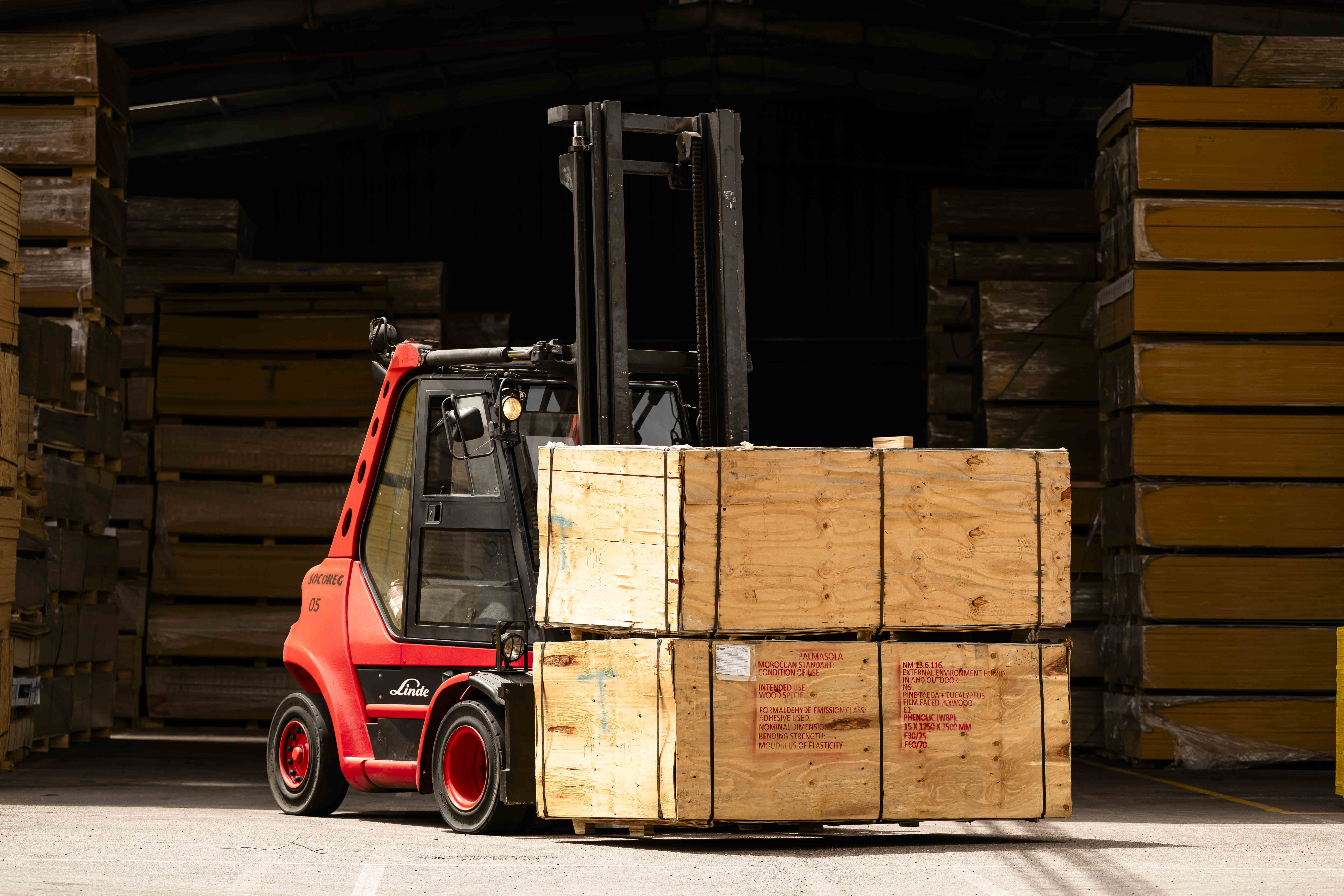 CONTREPLAQUÉ FILMÉ (BAKÉLISÉ)